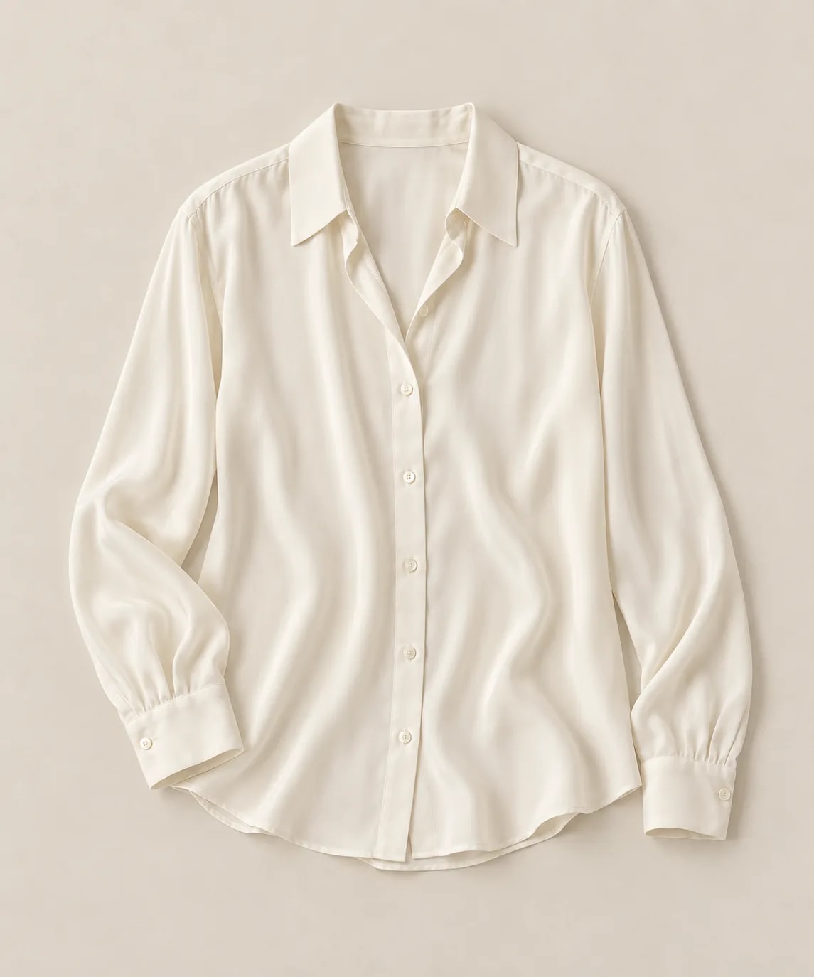 Bluza iz viskoze v mehki ivory barvi, zložena na svetli podlagi.