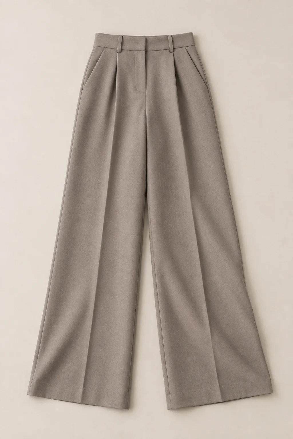 Elegantne hlače širokega kroja v topli taupe sivi.